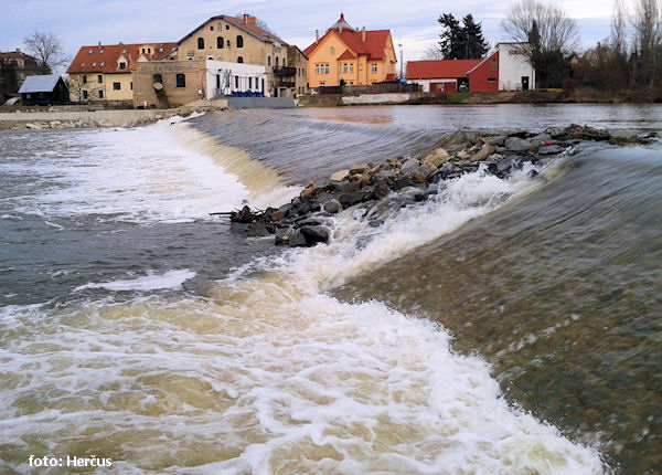 Opravovaný jez Černošice za 50 m3/s 