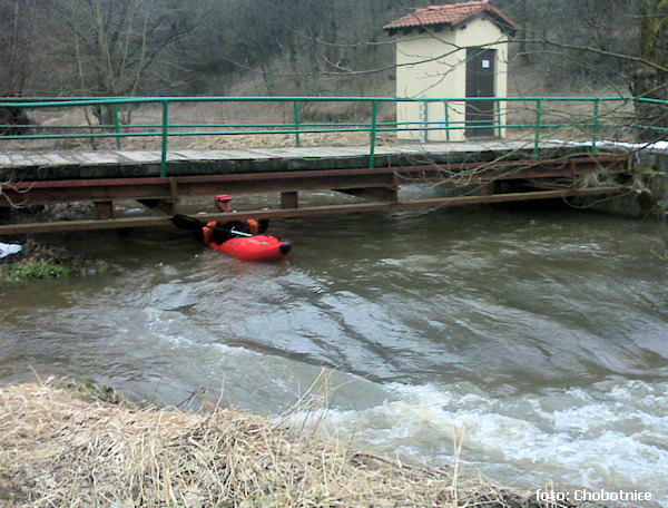 rkm. 3,3 stupen s nízkou lávkou a vodočtem