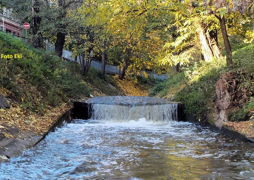 rkm. 0,3 Prostřední ze tří stupňů na dolní Rokytce