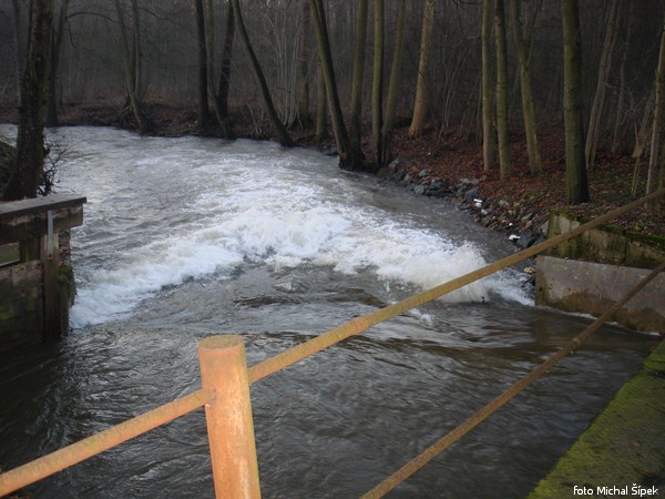 rkm. 30,4 Jez nedaleko Chábor,rozvodí jižní a severní větev