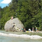 Isar pod městem Icking za 15 m3/s 07/2022 - skalka Georgenstein