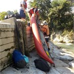 Překonávání jezu Marquartstein při levém břehu 08/2025, 23 m3/s Hutte