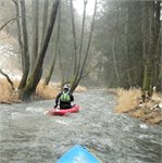 Hadovka pod nástupním místem u mostu