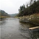 Kamenitý úsek řeky za snížené hladiny v přehradě