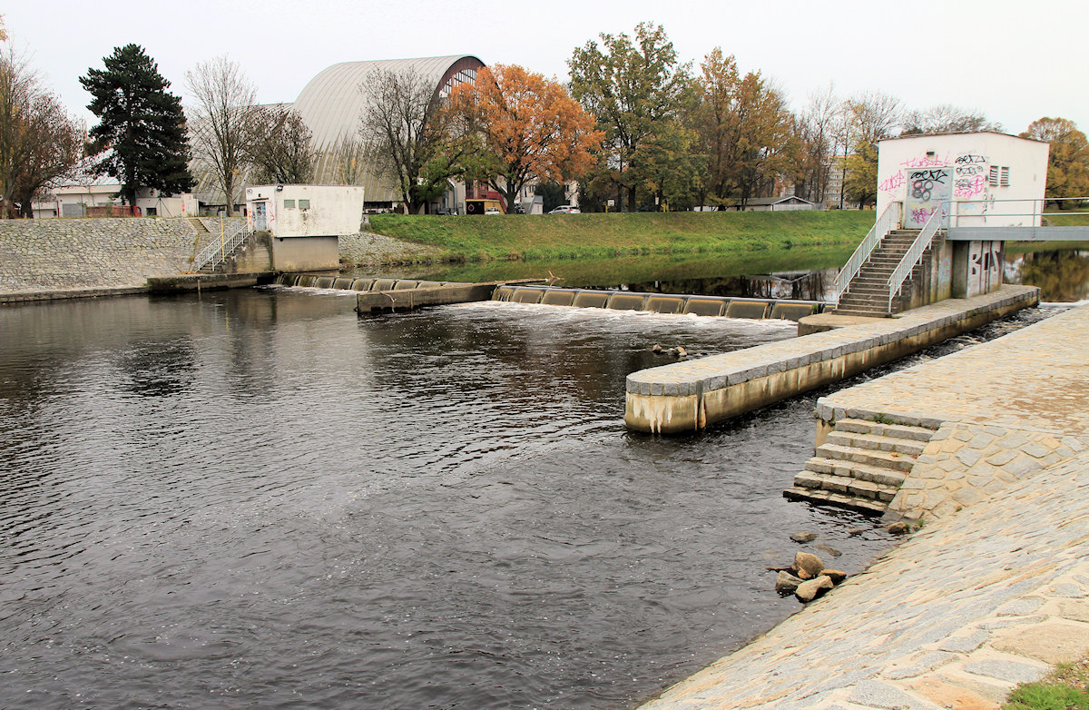 rkm. 53,9 Na Křemelce ve Strakonicích, 10/2018, stav 5 m3/s 