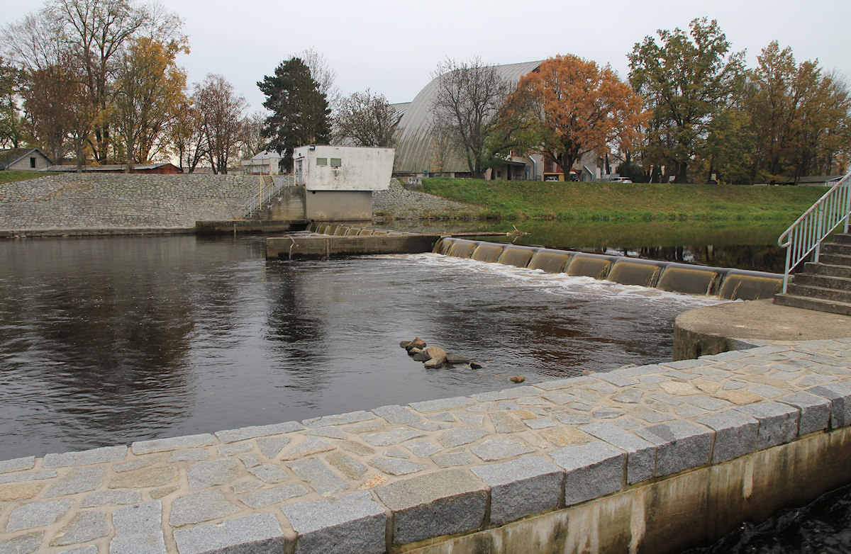 rkm. 53,9 Na Křemelce ve Strakonicích, 10/2018, stav 5 m3/s 