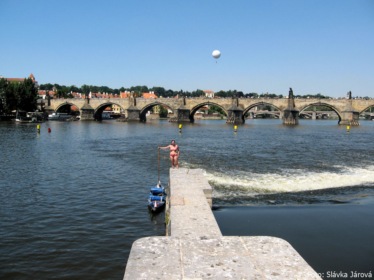 rkm. 53,1 Staroměstský jez v pozadí s Karlovým mostem