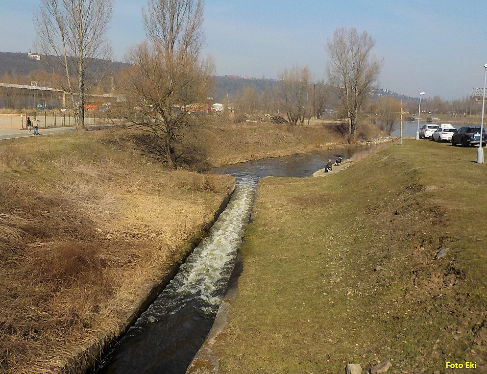 rkm. 62,2  Retardérová propust vodáckého kanálu u jezu v Modřanech