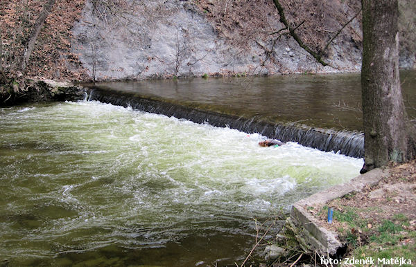 rkm. 2,9 Nebezpečný stupeň na začátku Vamberka za stavu 88 cm Slatině 