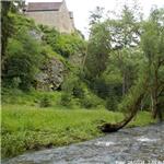 Hrad Velhartice na levém břehu Ostružné