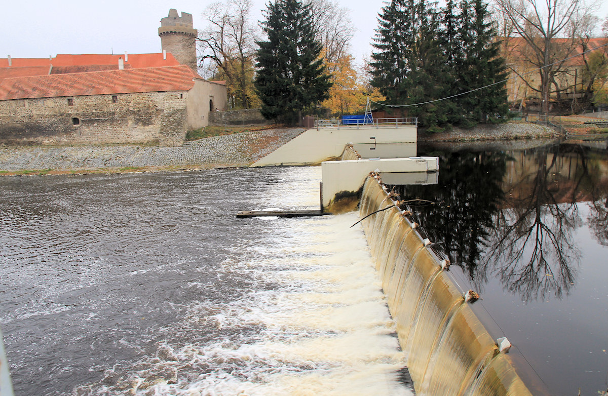 rkm. 54,9  Pětikolský jez, Strakonice, 10/2018, stav 5 m3/s