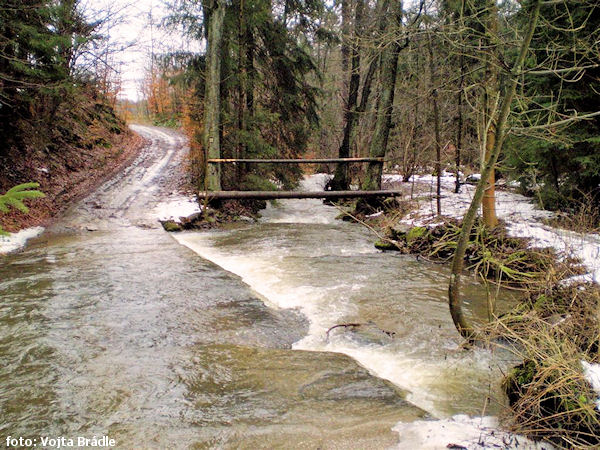 Brod s lávkou nad ústím Suché