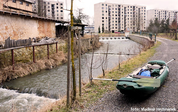 Jez a řeka v Hylvátech, 2 km před ústím do Orlice