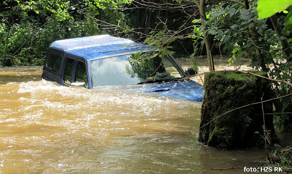 Auto v potoce Auto v potoce