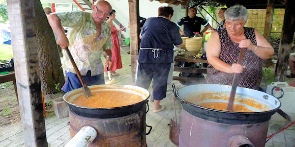 Vaří se večeře. Jídla bude pro všechny dost, pivo se musí dokoupit (většinou za 1 euro).