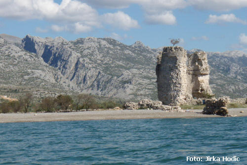 Starigrad - strážní věž Večka kula a velká Paklenica