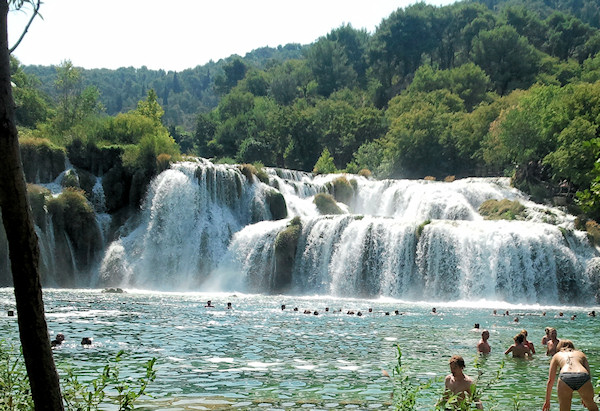 Vodopád Skradinski Buk hojně navštěvován turisty