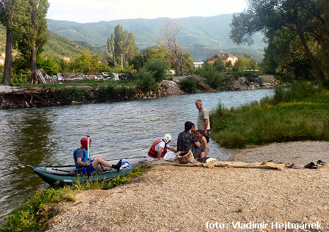 Konec splutí na plážce v Saraji, loděnice 200 m po proudu