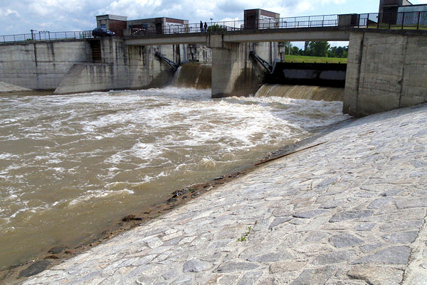 rkm. 38,7 Hranice – poměrně „bezpečný“ jez 60 – 80m3/sec