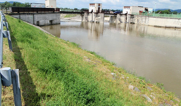 rkm. 38,7 Hranice – poměrně „bezpečný“ jez 60 – 80m3/sec