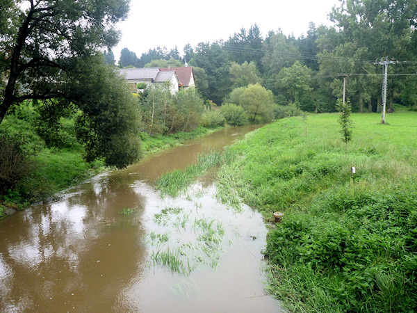 Stránecká Zhoř. Řeka klame - až k Frankovu Zhořci jen pro ošlehané.