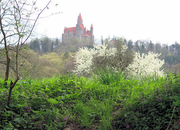 Hrad Bouzov z řeky