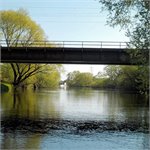 Železniční most Otradovice, v pozadí jez, duben 2020