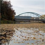Silniční most v Turnově přetíná Jizeru nad jezem, vlevo možnost přistání, 11/2023 