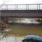 Nízký silniční most přes Štítarský potok