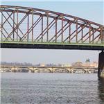 Vyšehradský železniční most, v pozadí Palackého most